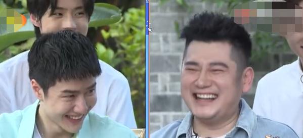 举动|王一博钱枫用同款水杯喝水，钱枫喝水像奥尼尔，王一博秒变小朋友