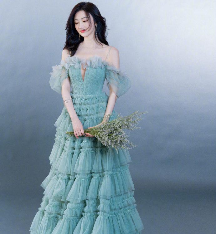 刘浩存|刘浩存刚过80斤太瘦了，穿蛋糕裙撑不起需用吊带固定，红毯惊艳了