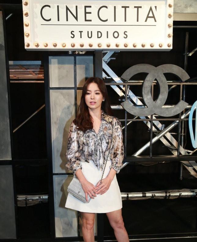 颜色|又被宋慧乔的生图惊艳到，穿花衬衫配半身裙，腿不够长却很耐看