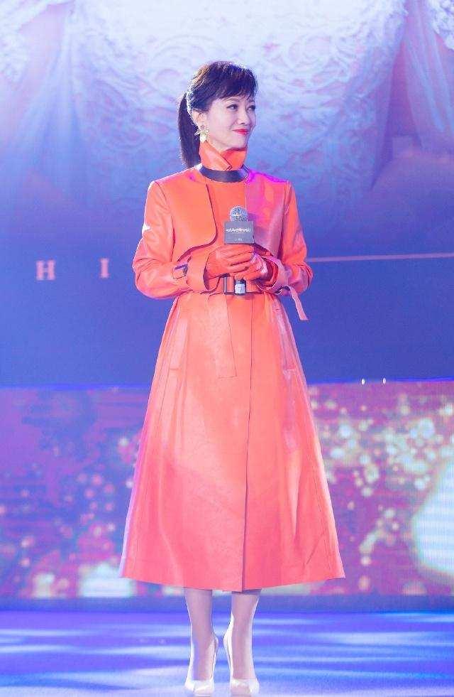 黑色|66岁赵雅芝太时尚，穿橙色大衣还扎马尾辫，厉害了我的老太太