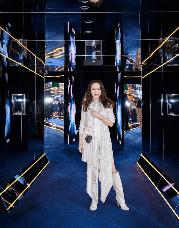 高中生|真被范文芳的少女感惊艳到，50岁的年纪扮成高中生，漫画腿好撩人