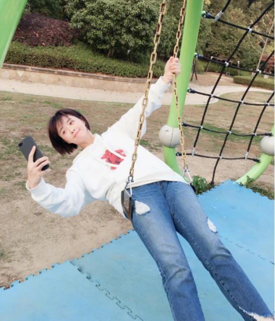 卫衣|蒋欣短发更显嫩了,卫衣配牛仔裤休闲又减龄,好像“学生妹”