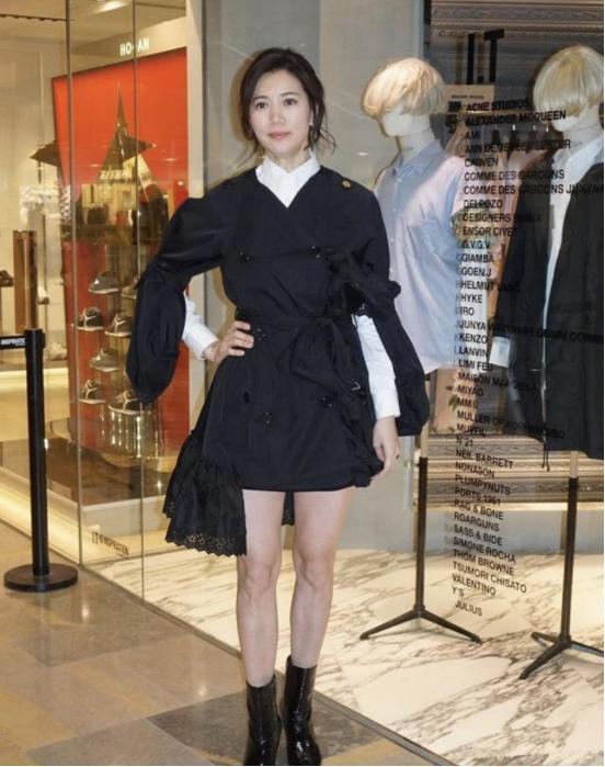 设计|袁咏仪气场真强，穿一身黑色套装戴超酷“黑超”，走路带风好飒爽