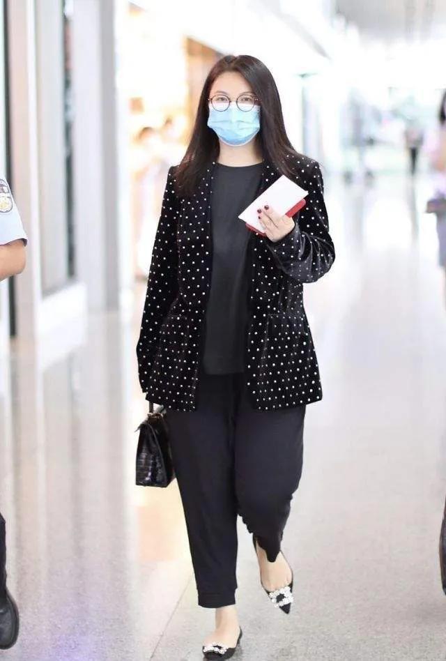 贵妇|45岁李湘颜值大回春!一袭白T竟不显土气,暴瘦后比穿贵妇装都要美