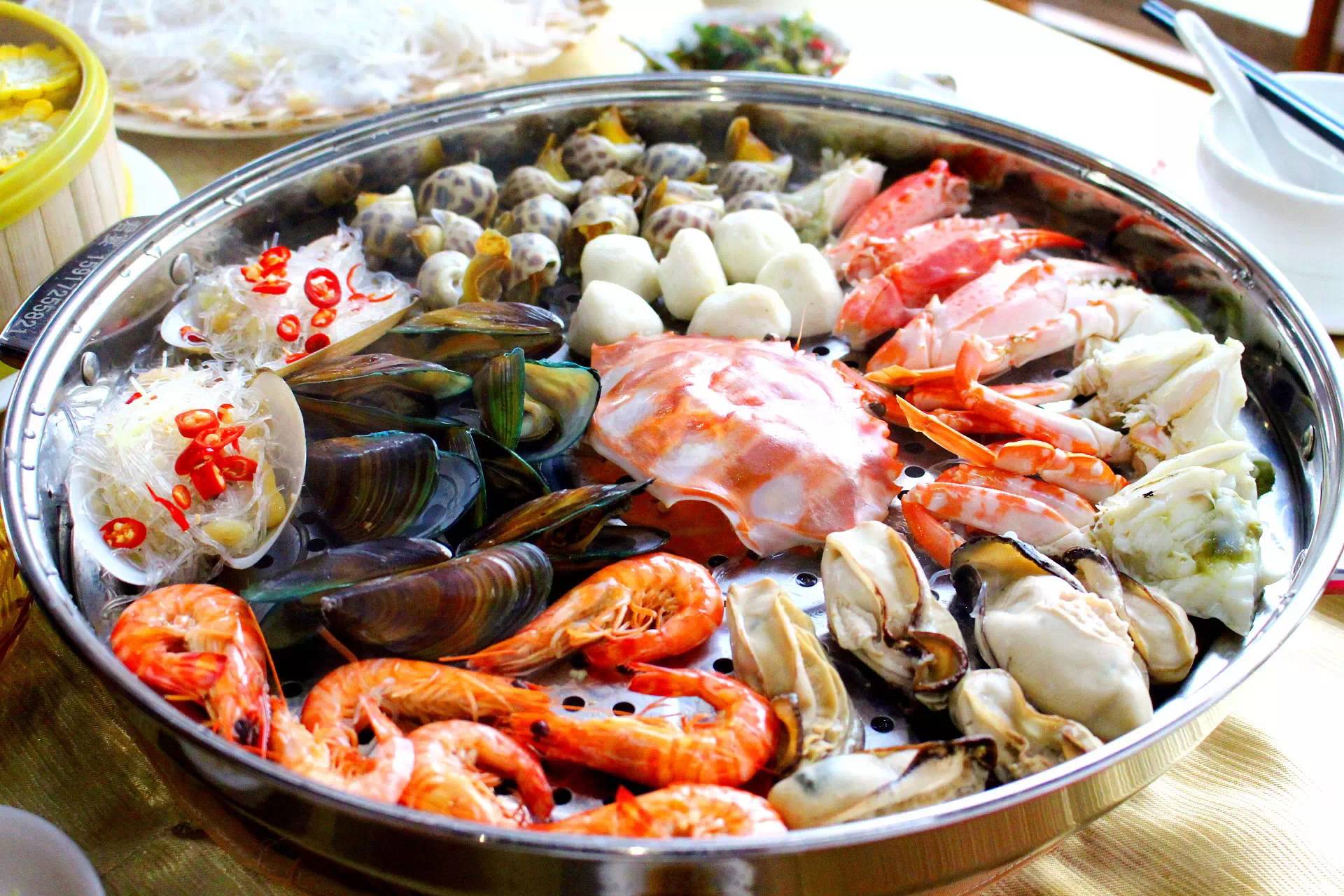 蒸汽火锅是以利用蒸汽的形式将食材制熟,一般分为两层:下层锅中放入淘