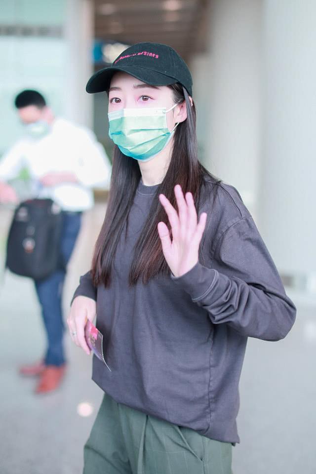 中性|蒋梦婕背“大金条”出街，一身穿搭都是“老爹装”，真会玩
