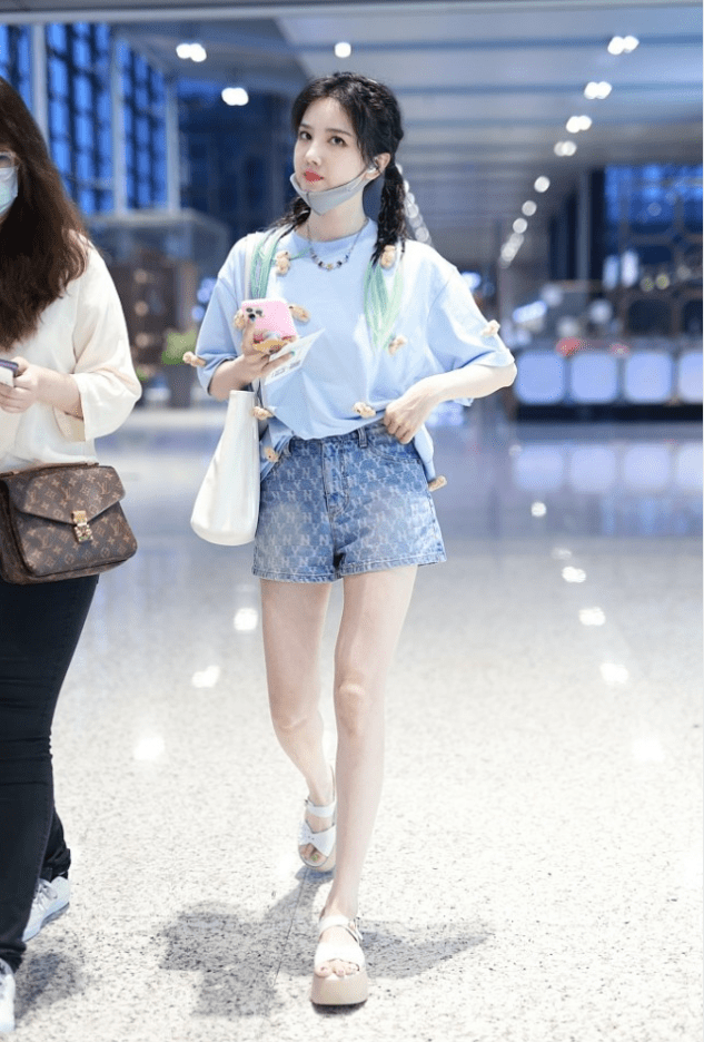 &quot|陈小纭的打扮有点＂甜度超标＂，扎双马尾配T恤，还跟小孩子一样