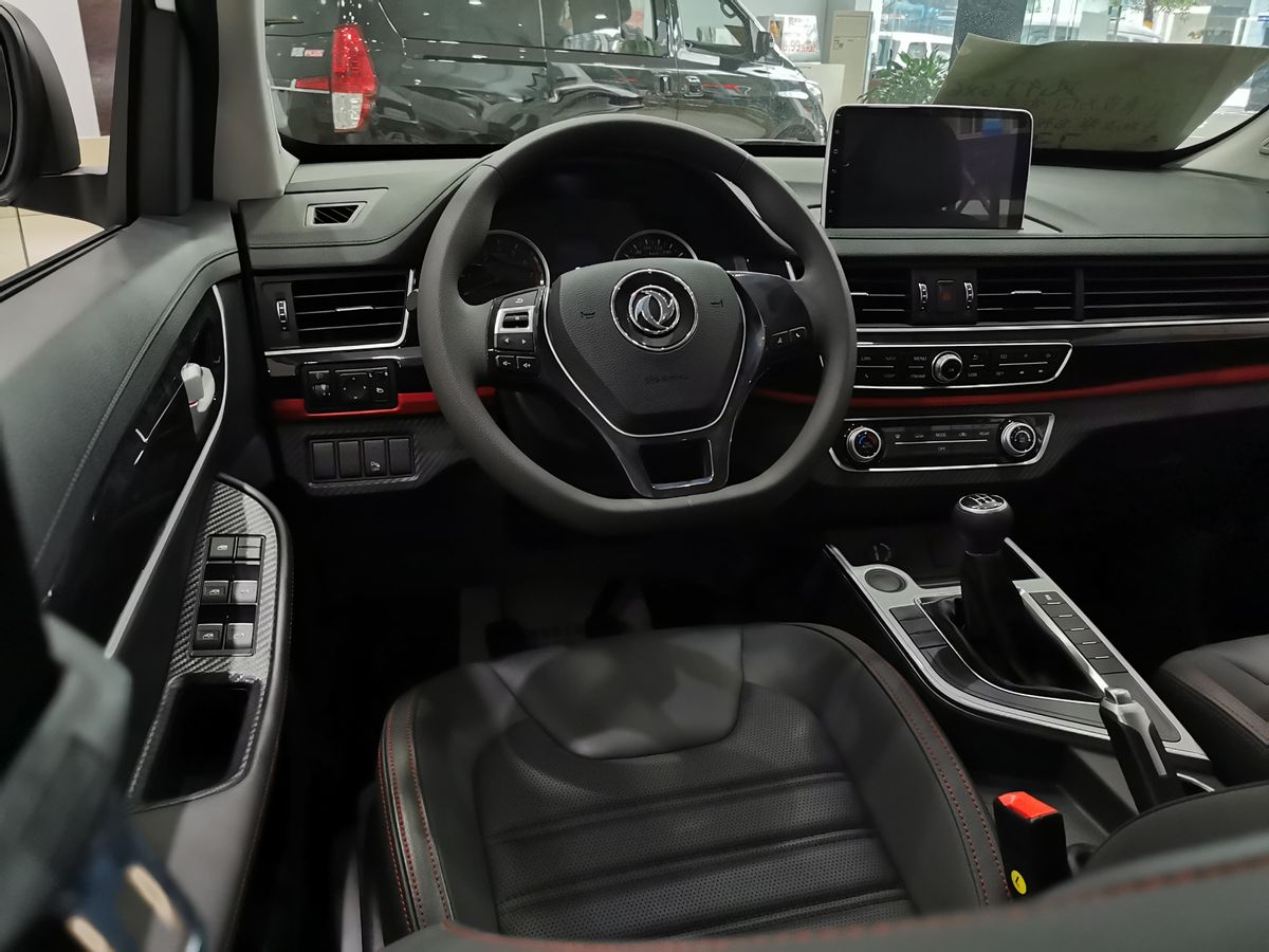 进入车内,风行sx6内饰的豪华感还是有的,黑色为主色调的内饰配色在