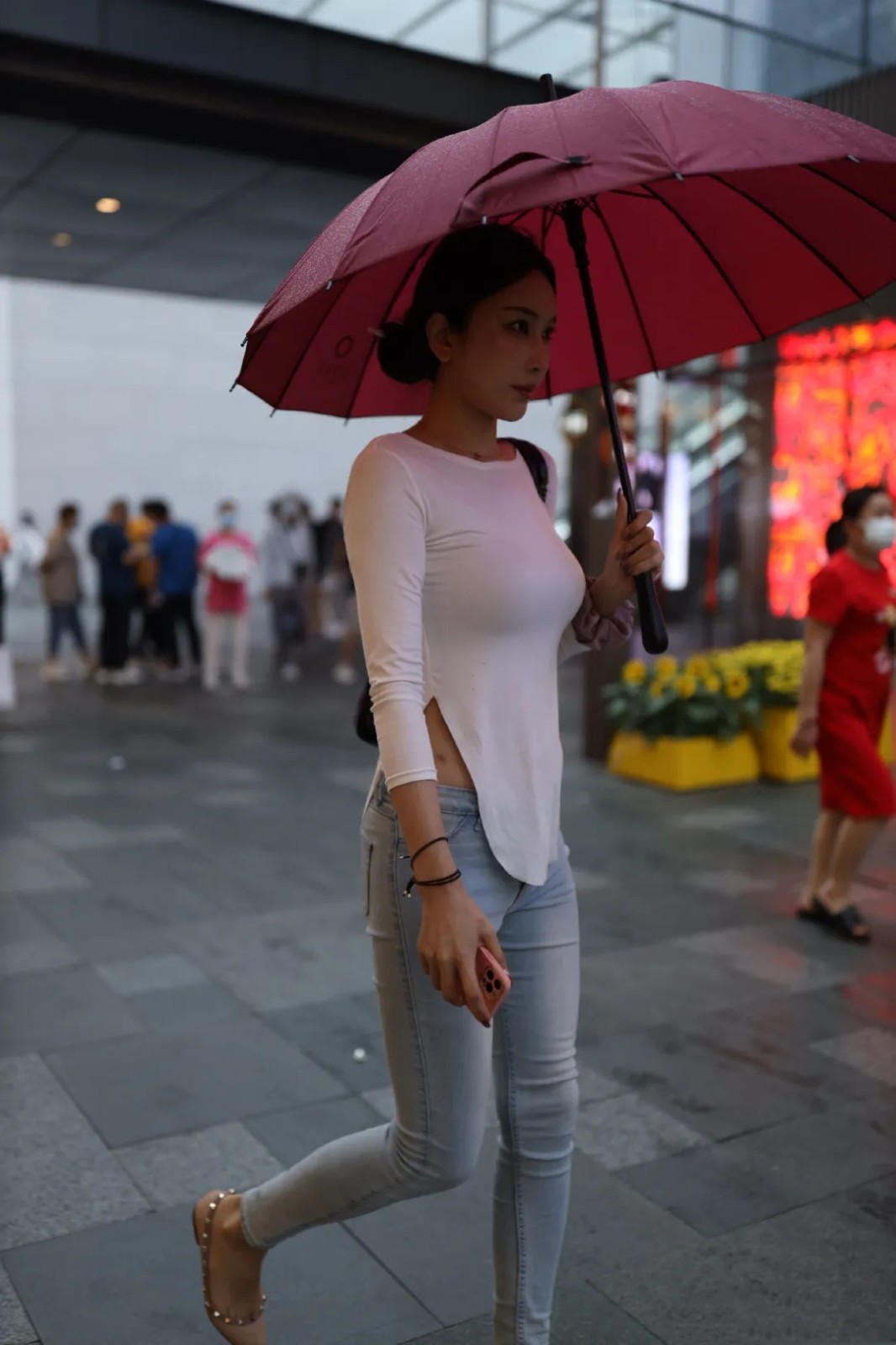 长袖|圆领T恤常见又经典，选择别致的款式，休闲随性又有气质
