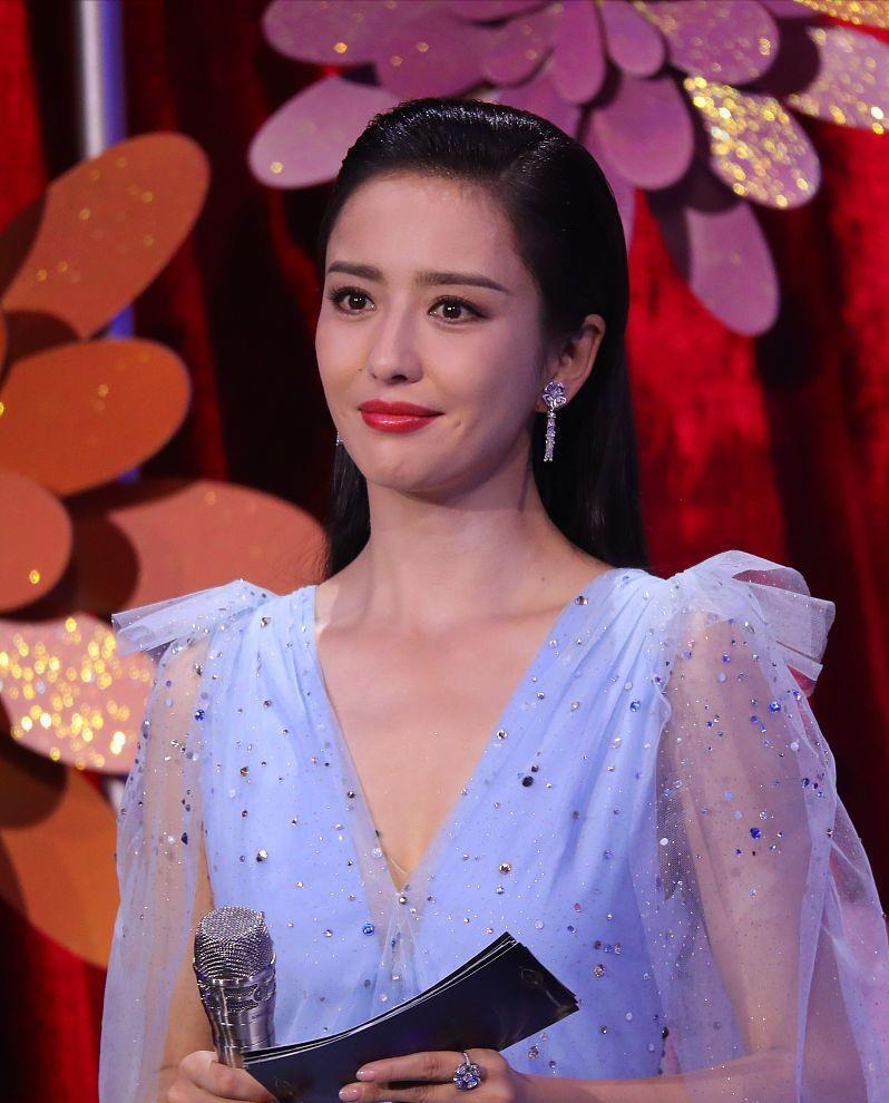 鱼尾|佟丽娅笑起来也太甜了，梨涡抢眼，穿着纱裙跟“仙女”没什么两样