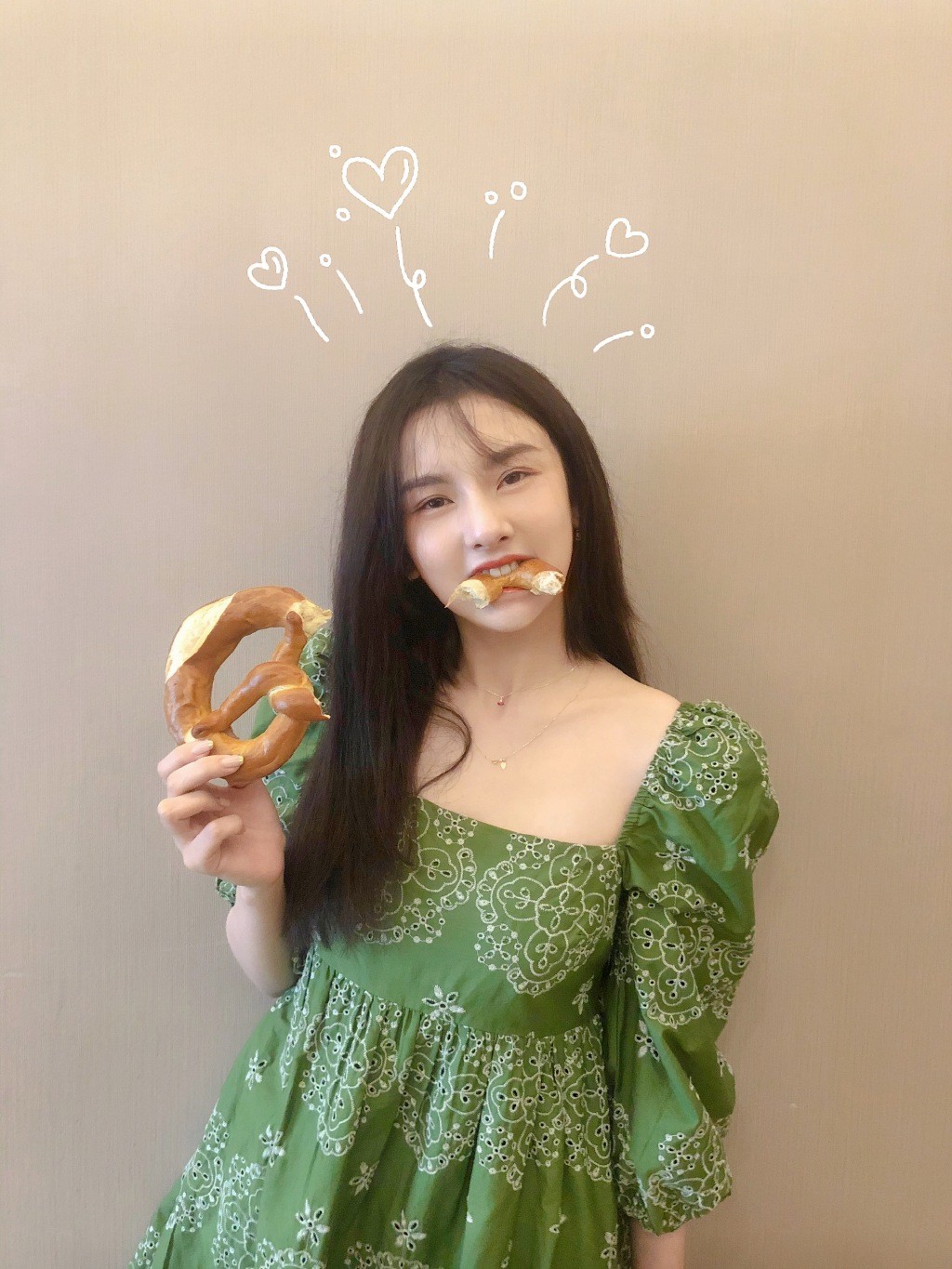 长度|宋祖儿穿复古裙致敬“乔四美”，腰间挂一根黑绳提升腰线，显腿长