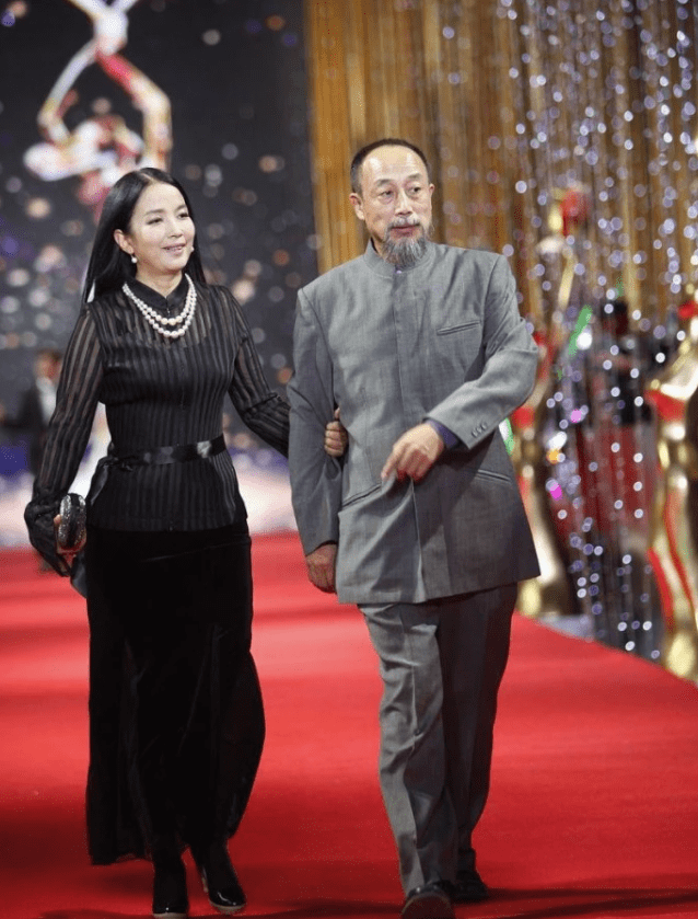 吕丽萍|61岁吕丽萍穿旗袍真提气质，配发髻从容优雅，就是看得小腿有点粗