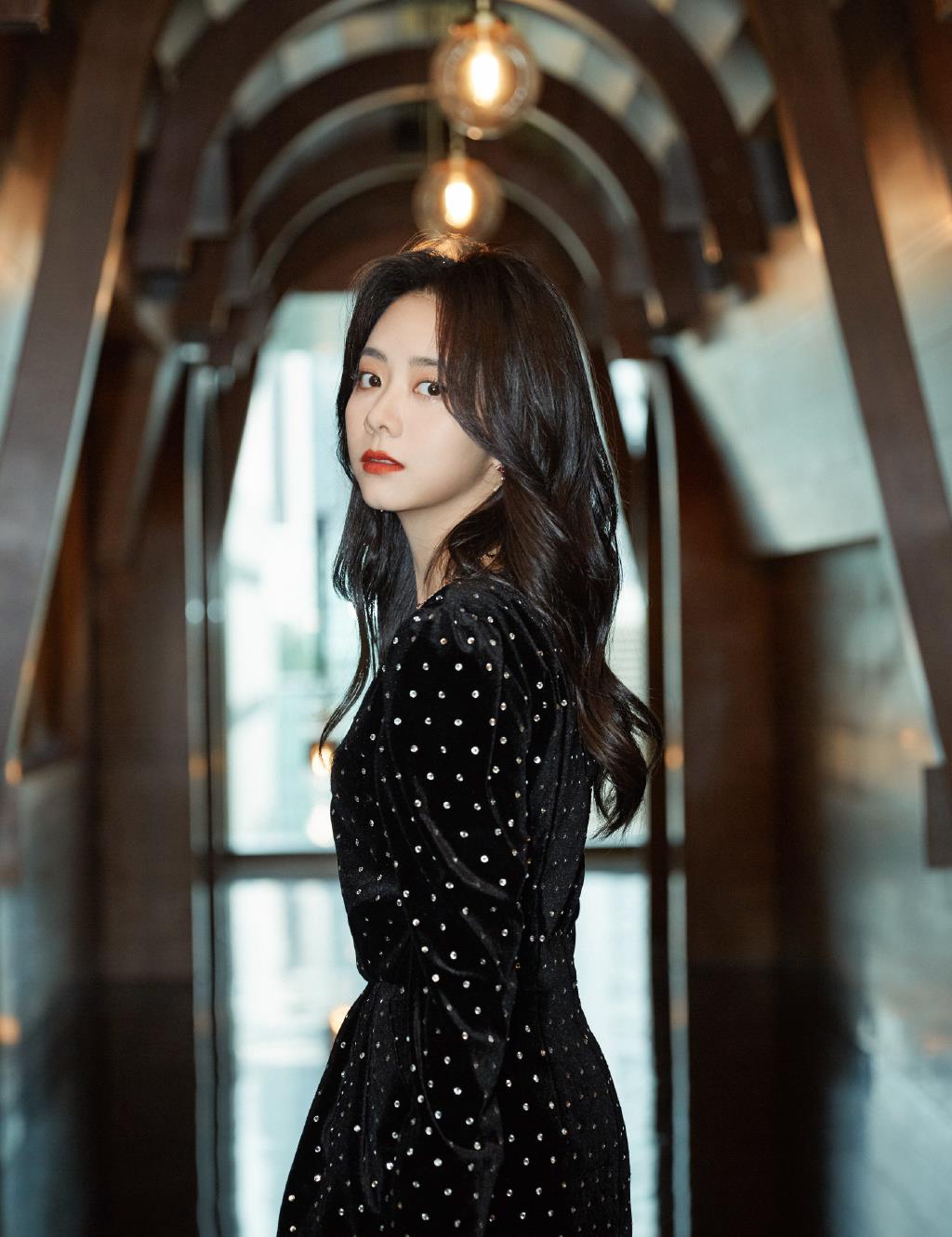 卫衣|谭松韵的少女感“绝”了，红色卫衣配牛仔半身裙，甜成邻家小妹