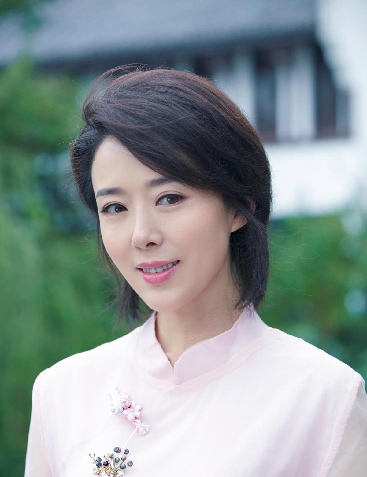 嫦娥|颜丹晨不愧是“最美嫦娥”，鹅蛋脸符合传统审美，穿旗袍更显端庄