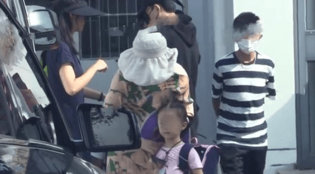 合体|谢娜张杰罕见合体,两人接双胞胎女儿放学,一家四口温馨幸福!