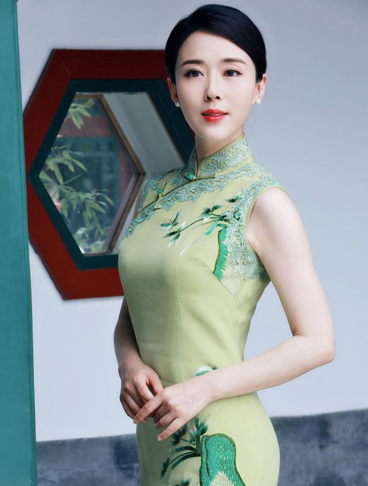 嫦娥|颜丹晨不愧是“最美嫦娥”，鹅蛋脸符合传统审美，穿旗袍更显端庄