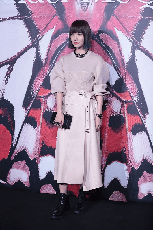 都能|王珞丹这衣服真挺显壮的，可配上修身裙好有韵味，脏粉色真适合她