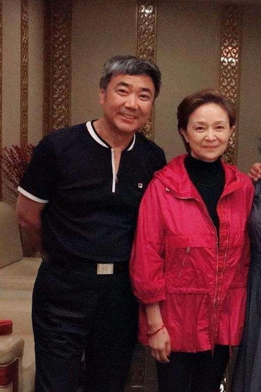 原创61岁刘莉莉丈夫近照曝光结婚多年恩爱有加是熟悉的他