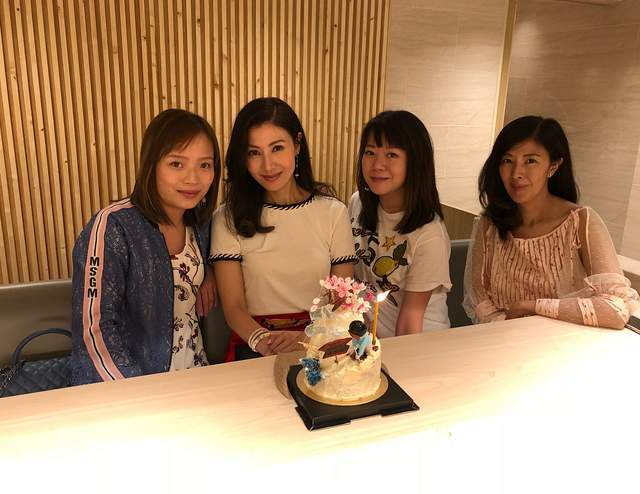 女神|51岁李嘉欣为姐姐庆生！穿蕾丝裙超美艳，站旁边都抢C位姐姐风头