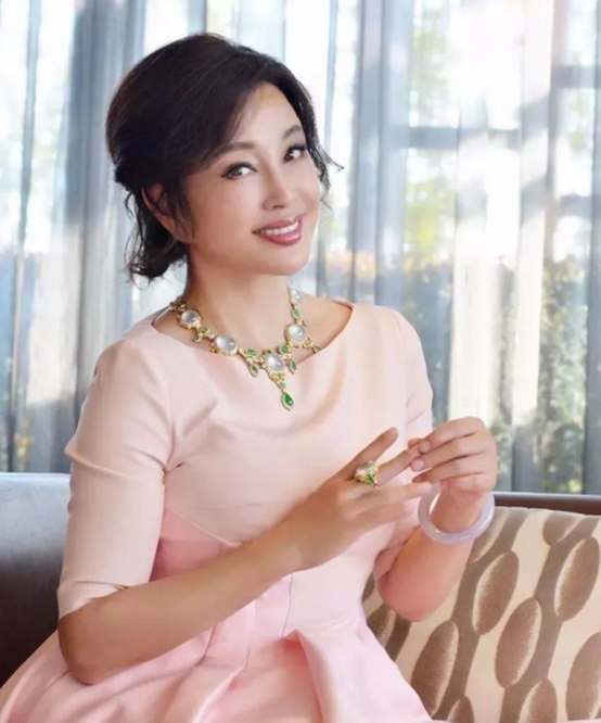 黑色|69岁刘晓庆不服老!挑战空中劈叉险跌倒,还被吐槽大红衣服不合身