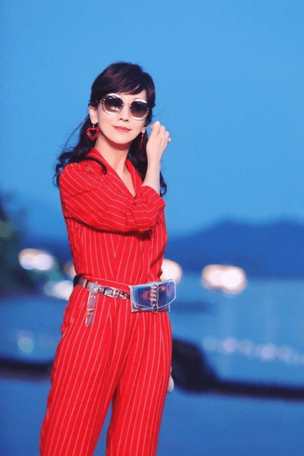 美人|岁月不败美人，67岁的赵雅芝“怼脸拍”状态依旧年轻，颜值超惊艳