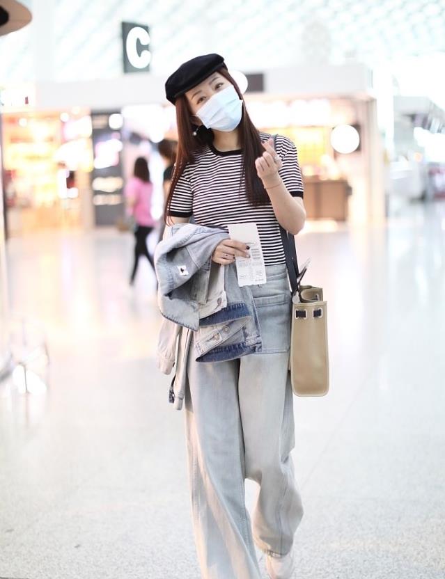 服装|杨钰莹半百年纪还是那么甜，穿衣朴素却不显老，嫩的跟小女孩一样
