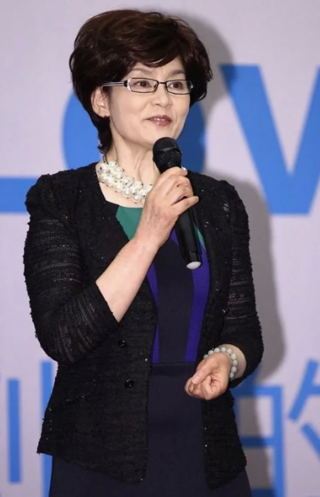 显得|潘虹太会保养了,被怼脸拍皮肤也好细腻,穿蓝色连衣裙衬得更年轻