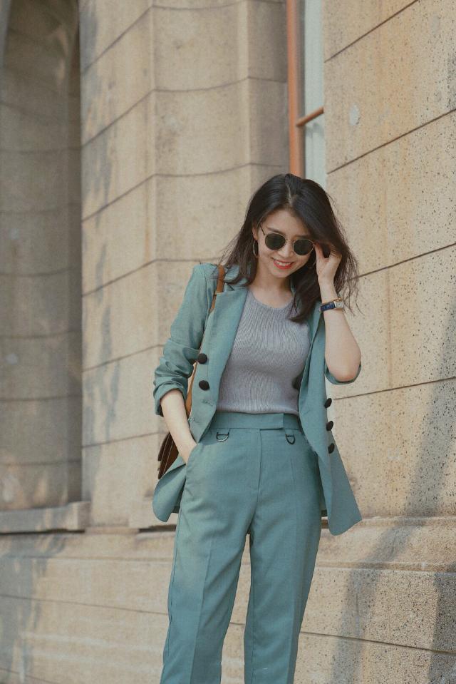 黑色|三木的初秋搭配时髦舒适，薄荷绿西装搭配方跟高跟鞋，高级又优雅