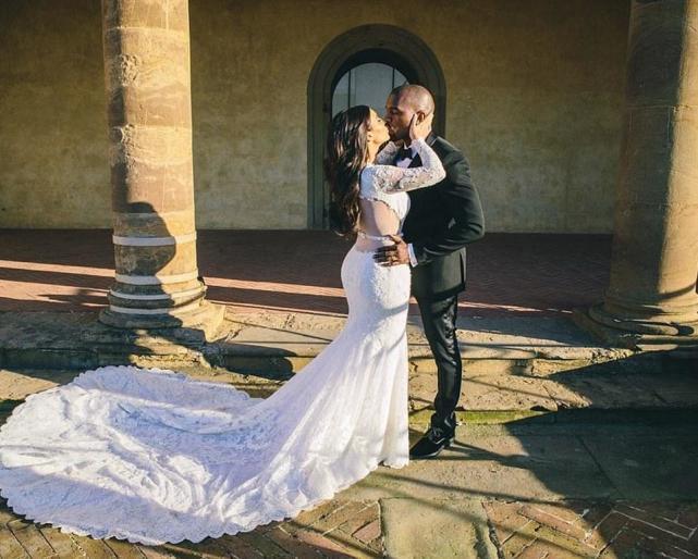 卡戴珊|金卡戴珊穿婚纱亮相坎爷演唱会!头纱好梦幻,仙气十足好浪漫啊