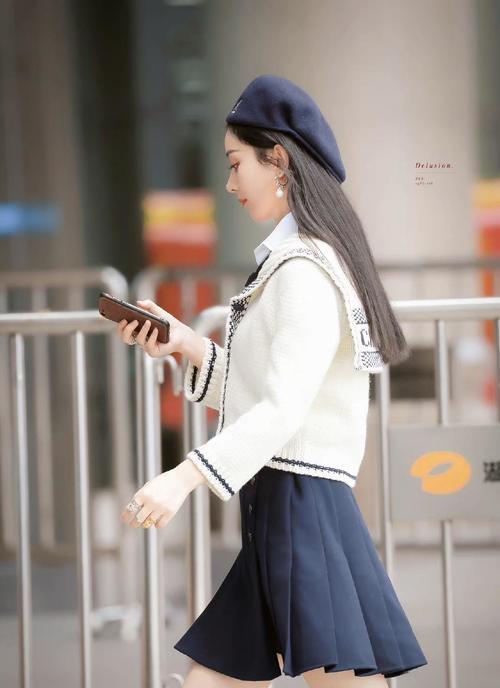 黑色|赵丽颖上班私服，米白色开衫毛衣搭配黑色百褶裙，温柔貌美的学姐