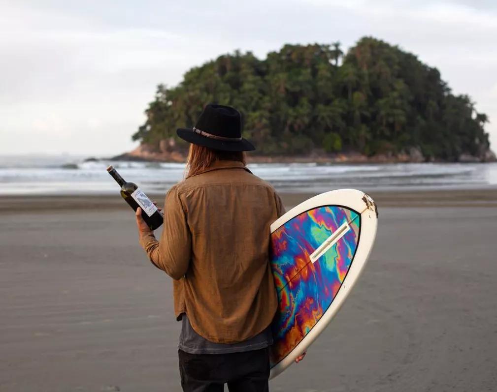 品牌|好莱坞最爱冲浪的导演,居然做出了极限运动圈追捧的葡萄酒