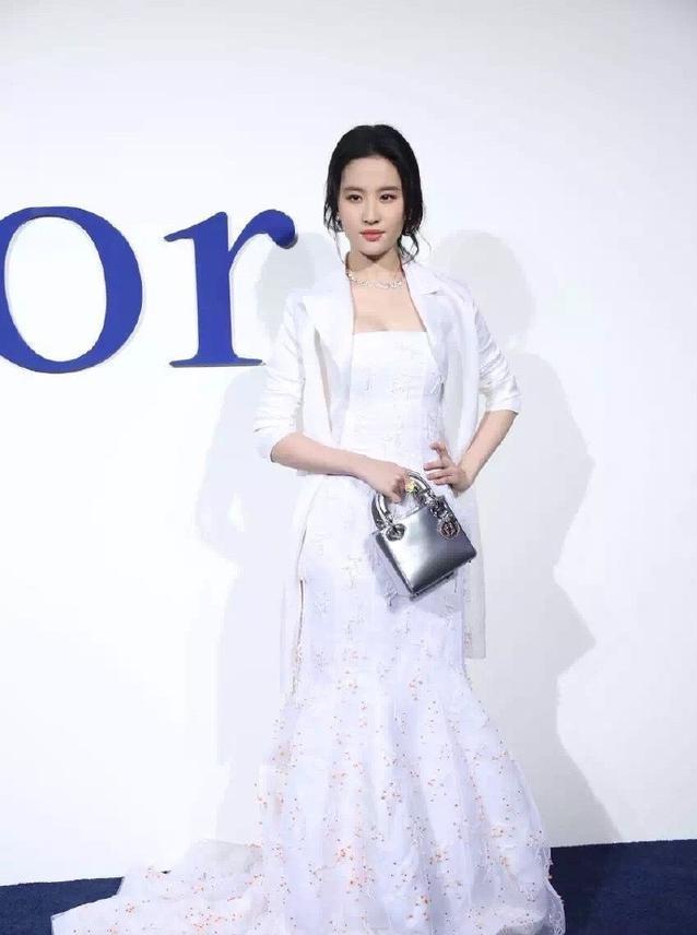 身材|刘亦菲身材微胖更有魅力，穿白色长裙配西装外套，不愧是神仙姐姐