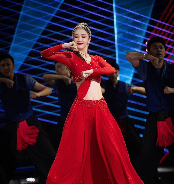 身材|佟丽娅在《舞蹈生》太敢穿，穿露脐装跳开场舞腰真细，配红裙惊艳