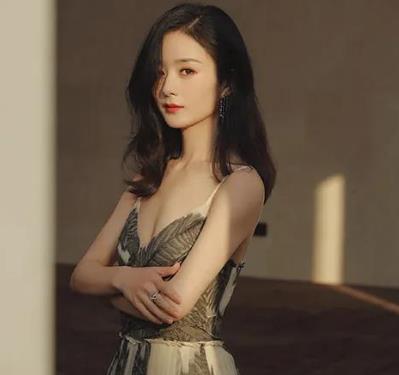 赵丽颖|赵丽颖和平提离婚!从温柔甜妹变身冷飒大女人,穿搭风格大转型