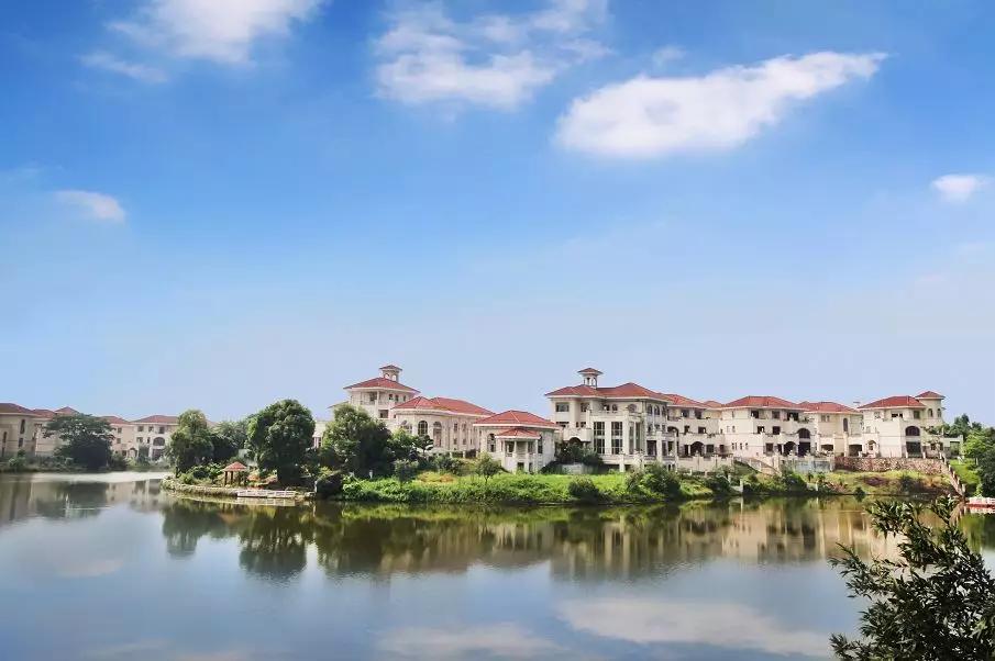丹灶以"一核一轴两带三片区"的文旅产业布局结构,重点建设以仙湖等岛