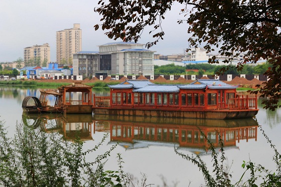 河南淮濱雨中東湖景色美