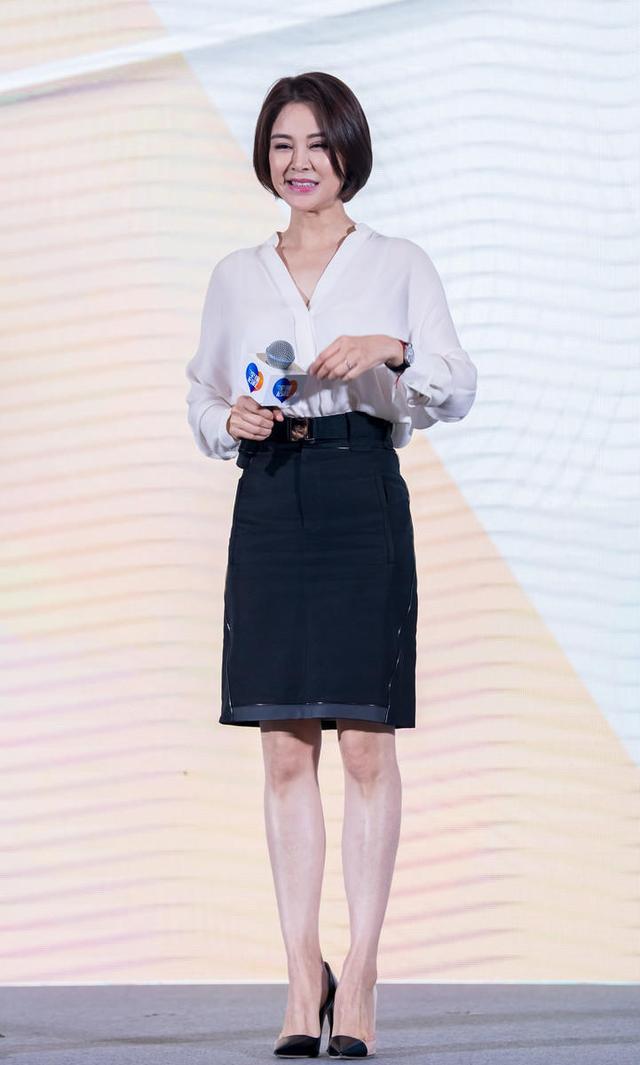 亮点|关悦太有气质女神范，白衬衫配半身裙简约知性，优雅温柔太有范儿
