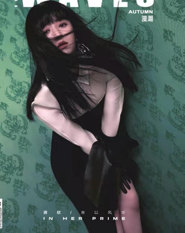 长发|蒋欣这次真逆袭了！罕见留长发撞脸杨幂，彻底告别时尚绝缘体气质