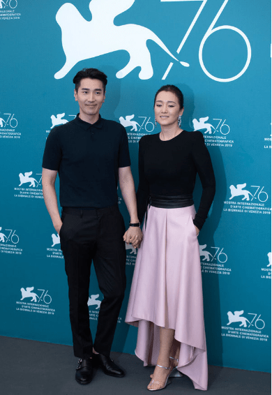黑色|巩俐大胆尝试少女粉，不规则设计气质佳，与赵又廷牵手不显年龄
