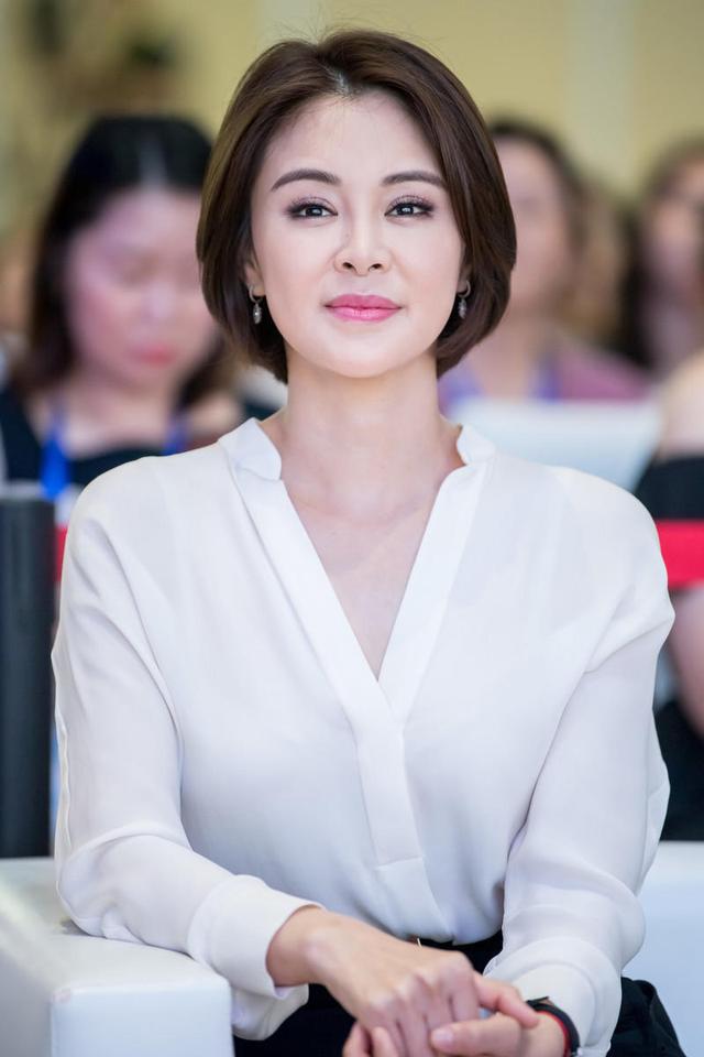 亮点|关悦太有气质女神范，白衬衫配半身裙简约知性，优雅温柔太有范儿