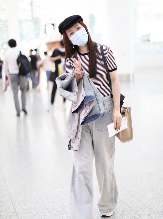 服装|杨钰莹半百年纪还是那么甜，穿衣朴素却不显老，嫩的跟小女孩一样