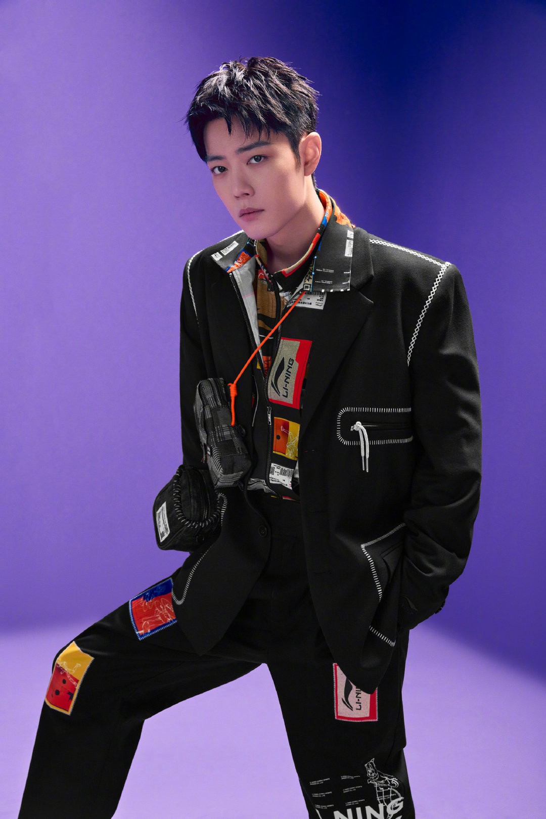 肖战王者归来再为李宁拍大片穿印花衬衫有了痞帅感又被撩到