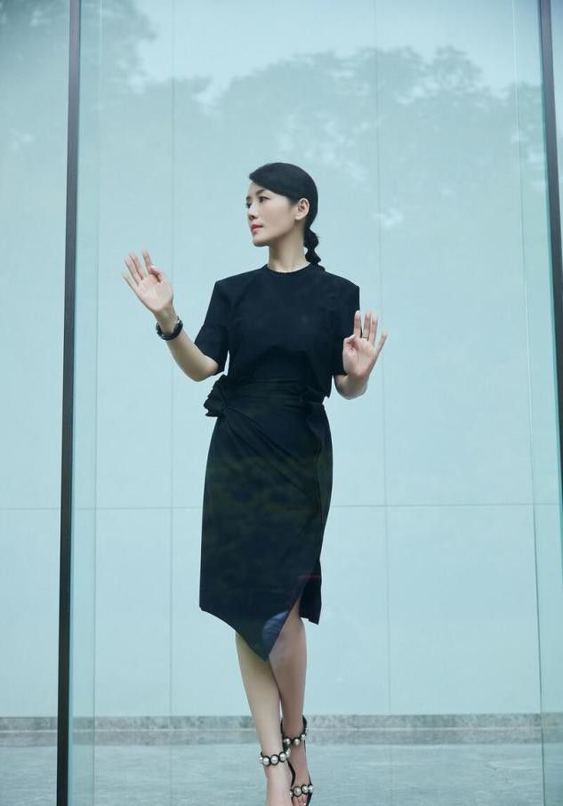 色调|车永莉的身上有知性美，开叉黑裙穿得优雅高贵，美得挺有味道