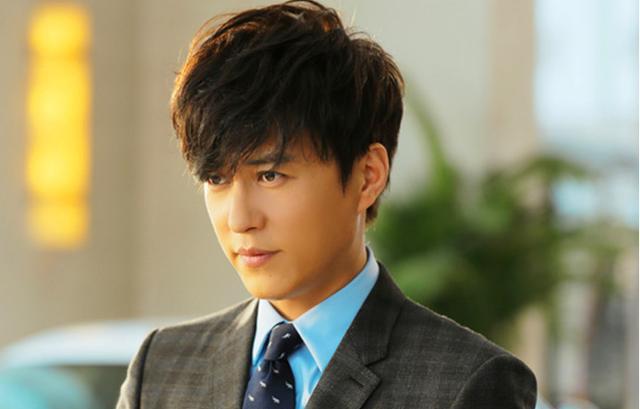 因为|43岁靳东1993年出道,二十多年摸爬滚打,如今成为富豪身价过亿