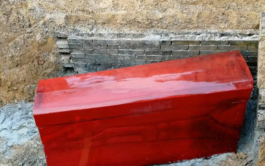 他又有着怎样的故事?一座鲜红色的棺椁出现在了大家面前!