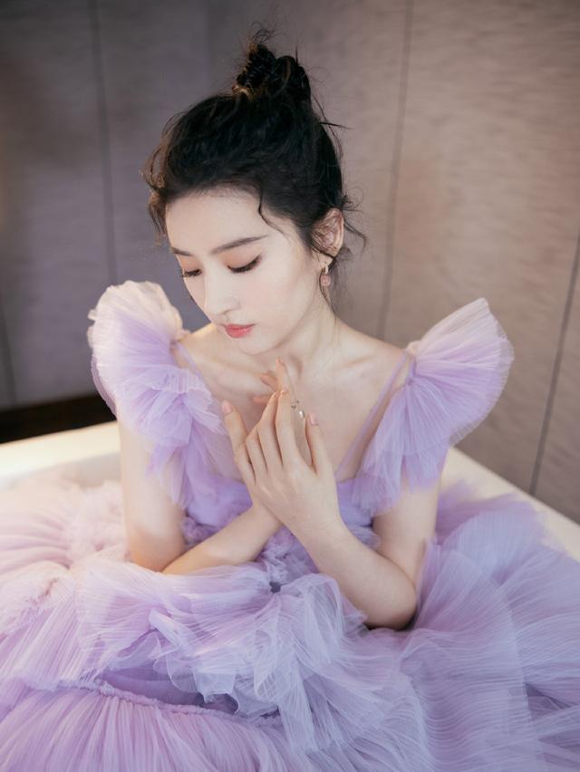 身材|刘亦菲再次上演“天仙攻”，衬衫温婉可人，西装裤帅酷霸气