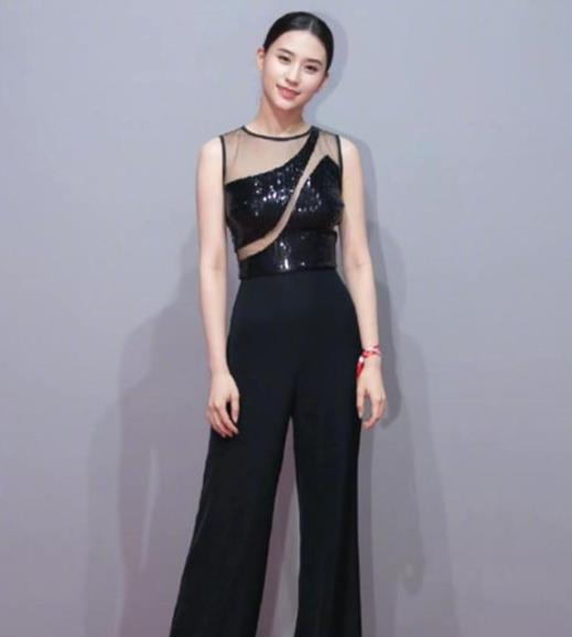 黑色|马伊琍休闲随性走机场，黑色连体裤配人字拖，背大牌包包也不违和