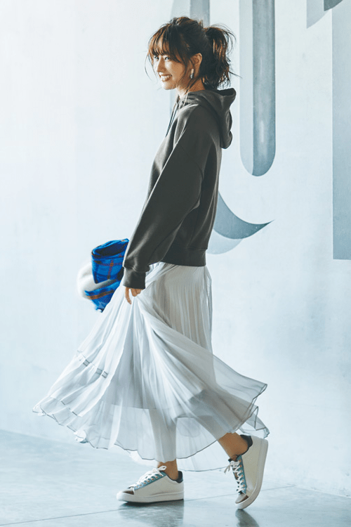 飒帅|卫衣+半裙=早秋最火混搭套路，时髦又有女人味！