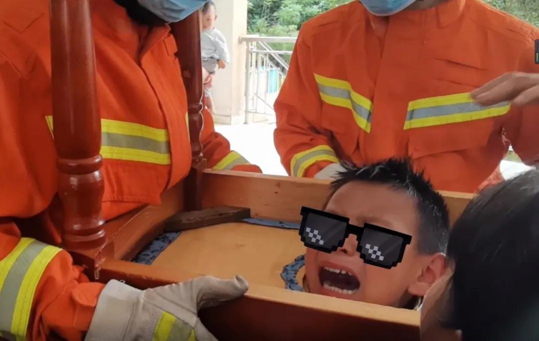 熊孩子花式被卡消防员只有你想不到没有他卡不到