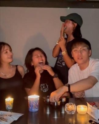 感觉|何洁跟好友聚餐，素颜发黄皮肤松弛，像极了普通的家庭妇女！